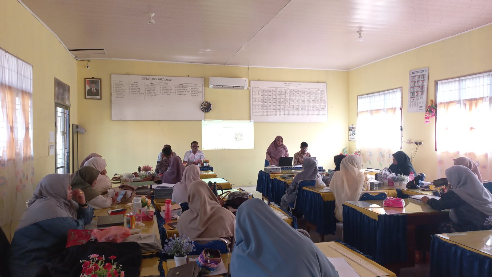 Dr. Nurmaida, M.Pd Pimpin Rapat Pembagian Tugas Guru dan Evaluasi Kesiapan MPLS Ramah 2025 